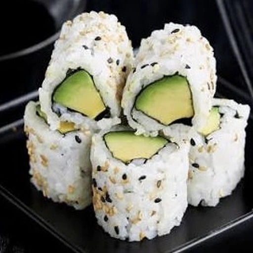 Six rouleaux de sushi à l'avocat, avec le riz à l'extérieur et saupoudrés de graines de sésame, de la marque FISH (6 Hoso avocat), sont disposés sur un plateau noir.